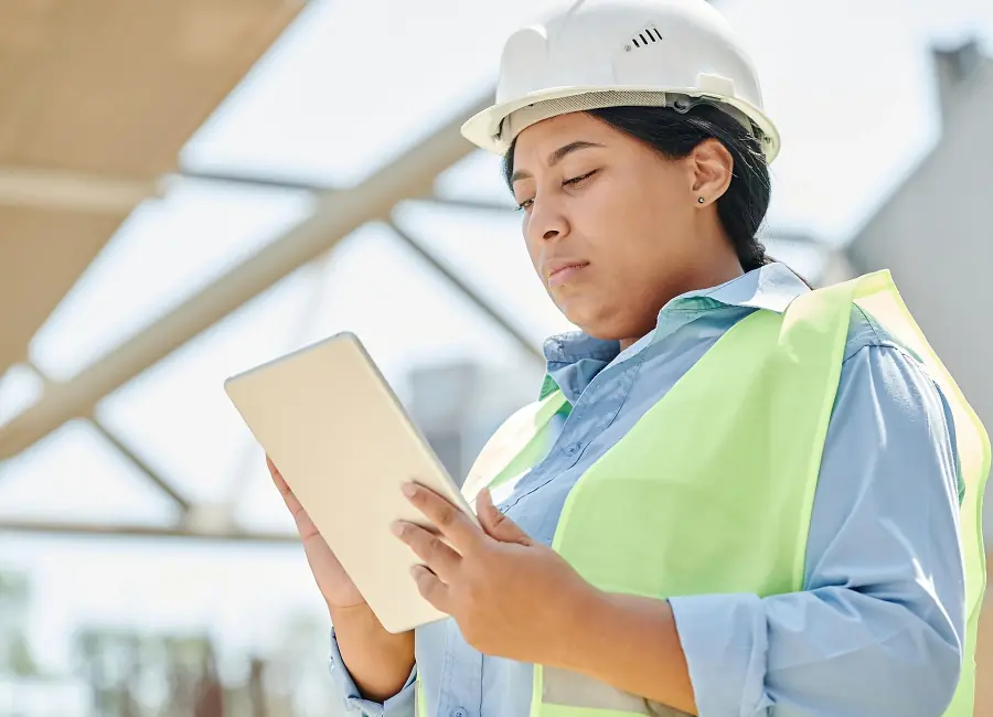 Ingeniera realizando una evaluación digital en terreno con una tablet